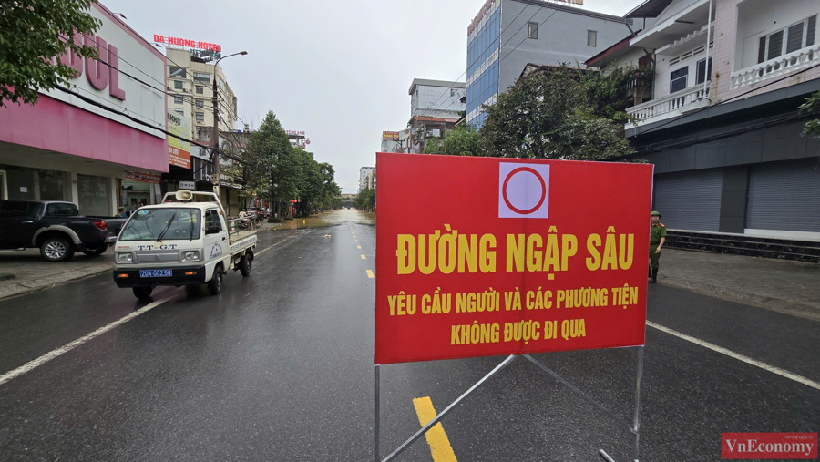 [Phóng sự ảnh] Trắng đêm cứu hộ tại Thái Nguyên trong trận lũ lịch sử - Ảnh 9