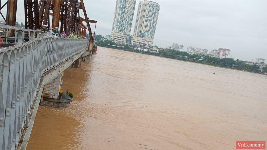 [Phóng sự ảnh]: Nước sông Hồng dâng nhanh, dòng chảy xiết dưới gầm cầu Long Biên - Ảnh 7