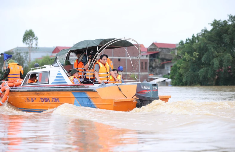 Thủ tướng Phạm Minh Ch&iacute;nh đi ca-n&ocirc; tr&ecirc;n s&ocirc;ng Cầu thị s&aacute;t t&igrave;nh h&igrave;nh lũ lụt tr&ecirc;n địa b&agrave;n x&atilde; Ti&ecirc;n Sơn v&agrave; V&acirc;n H&agrave; thuộc huyện Việt Y&ecirc;n.