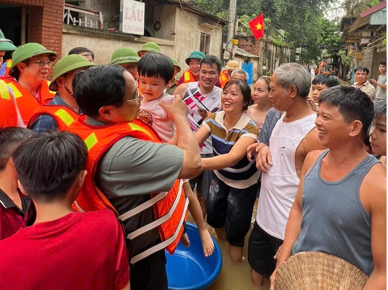 Thủ tướng Phạm Minh Ch&iacute;nh với b&agrave; con nh&acirc;n d&acirc;n x&atilde; V&acirc;n H&agrave;.