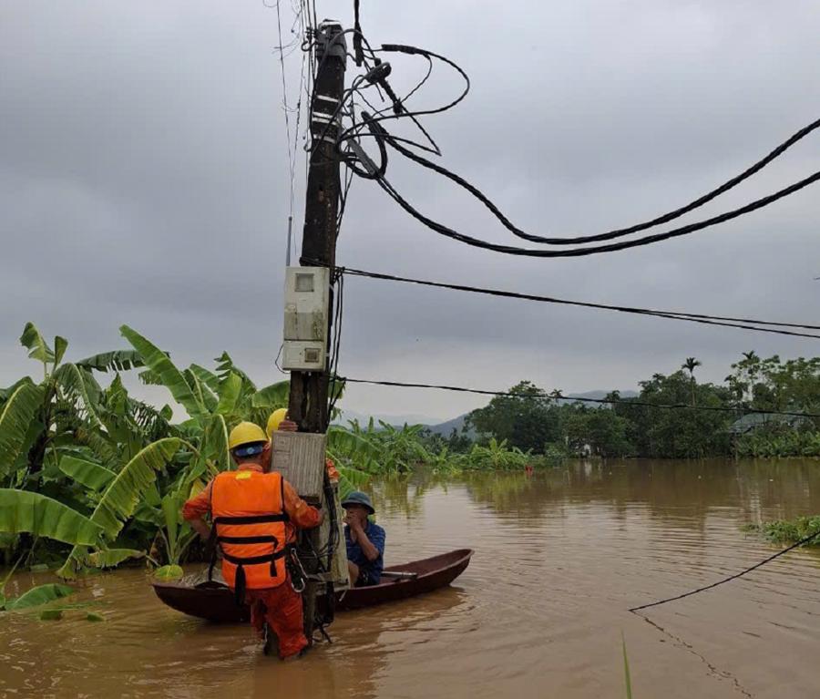 Mưa lớn li&ecirc;n tục đ&atilde; g&acirc;y ngập lụt khiến c&ocirc;ng t&aacute;c khắc phục sự cố lưới điện trung, hạ &aacute;p tại một số tỉnh gặp nhiều kh&oacute; khăn.