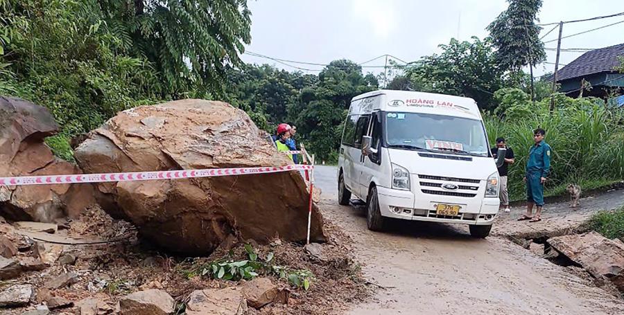 Quốc lộ 48, đoạn qua x&atilde; Th&ocirc;ng Thụ, huyện Quế Phong (Nghệ An) bị sạt lở đ&atilde; được th&ocirc;ng xe một b&ecirc;n. Ảnh: Lan Hương