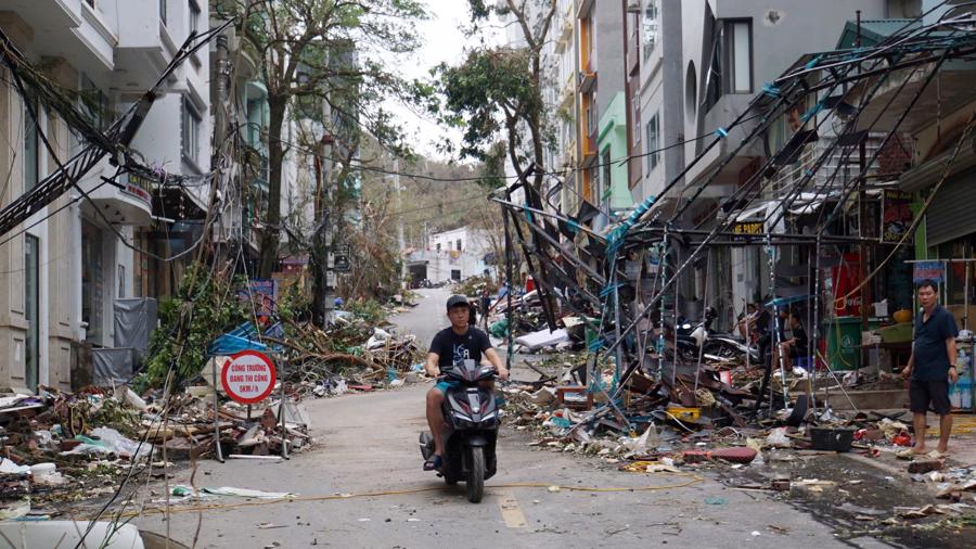 Biển hiệu, m&aacute;i hi&ecirc;n của c&aacute;c cơ sở kinh doanh dịch vụ bị gi&oacute; b&atilde;o ph&aacute; tan t&agrave;nh.