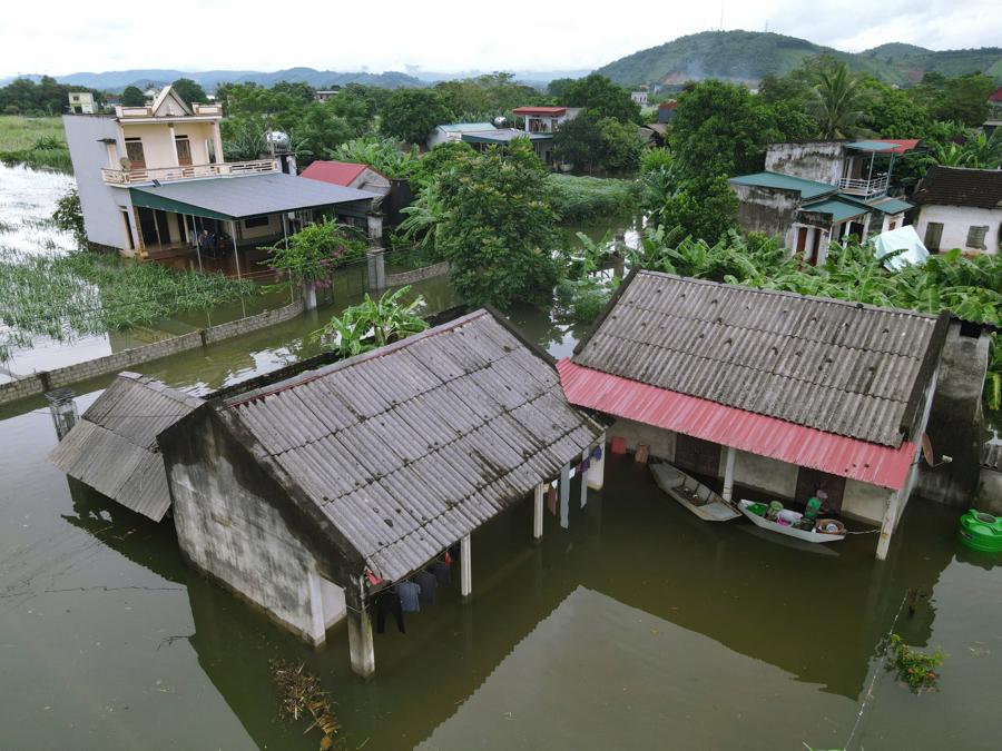 Biển nước "bủa vây" hàng trăm hộ dân tại Thanh Hóa - Ảnh 1