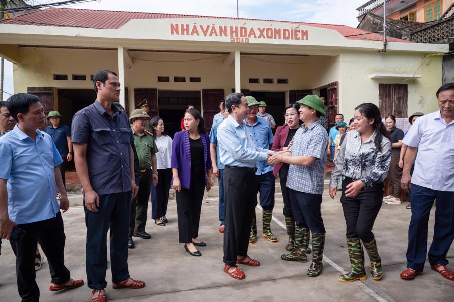 Chủ tịch Quốc hội Trần Thanh Mẫn v&agrave; Đo&agrave;n c&ocirc;ng t&aacute;c thăm hỏi,&nbsp;động vi&ecirc;n b&agrave; con nh&acirc;n d&acirc;n x&atilde; Nga My, huyện Ph&uacute; B&igrave;nh, tỉnh Th&aacute;i Nguy&ecirc;n - Ảnh: Quochoi.vn