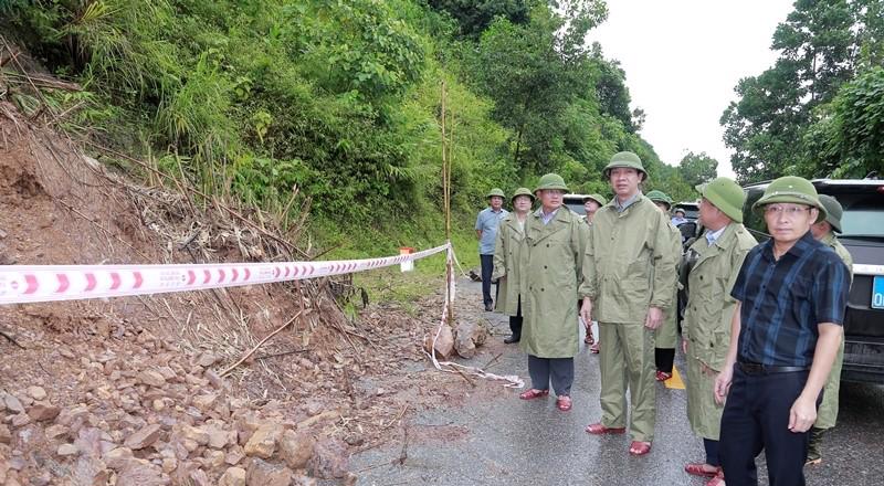 Ng&agrave;y 12/9, Ph&oacute; Chủ tịch UBND tỉnh Thanh H&oacute;a L&ecirc; Đức Giang c&ugrave;ng đo&agrave;n c&ocirc;ng t&aacute;c kiểm tra t&igrave;nh trạng sạt lở Đường tỉnh 519 đoạn qua thị trấn Thường Xu&acirc;n. Ảnh Hải Đăng