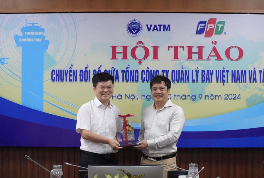 &Ocirc;ng Nguyễn C&ocirc;ng Long (TGĐ VATM) v&agrave; &ocirc;ng Nguyễn Văn Khoa (TGĐ FPT) chụp ảnh kỷ niệm buổi hội thảo diễn ra th&agrave;nh c&ocirc;ng.