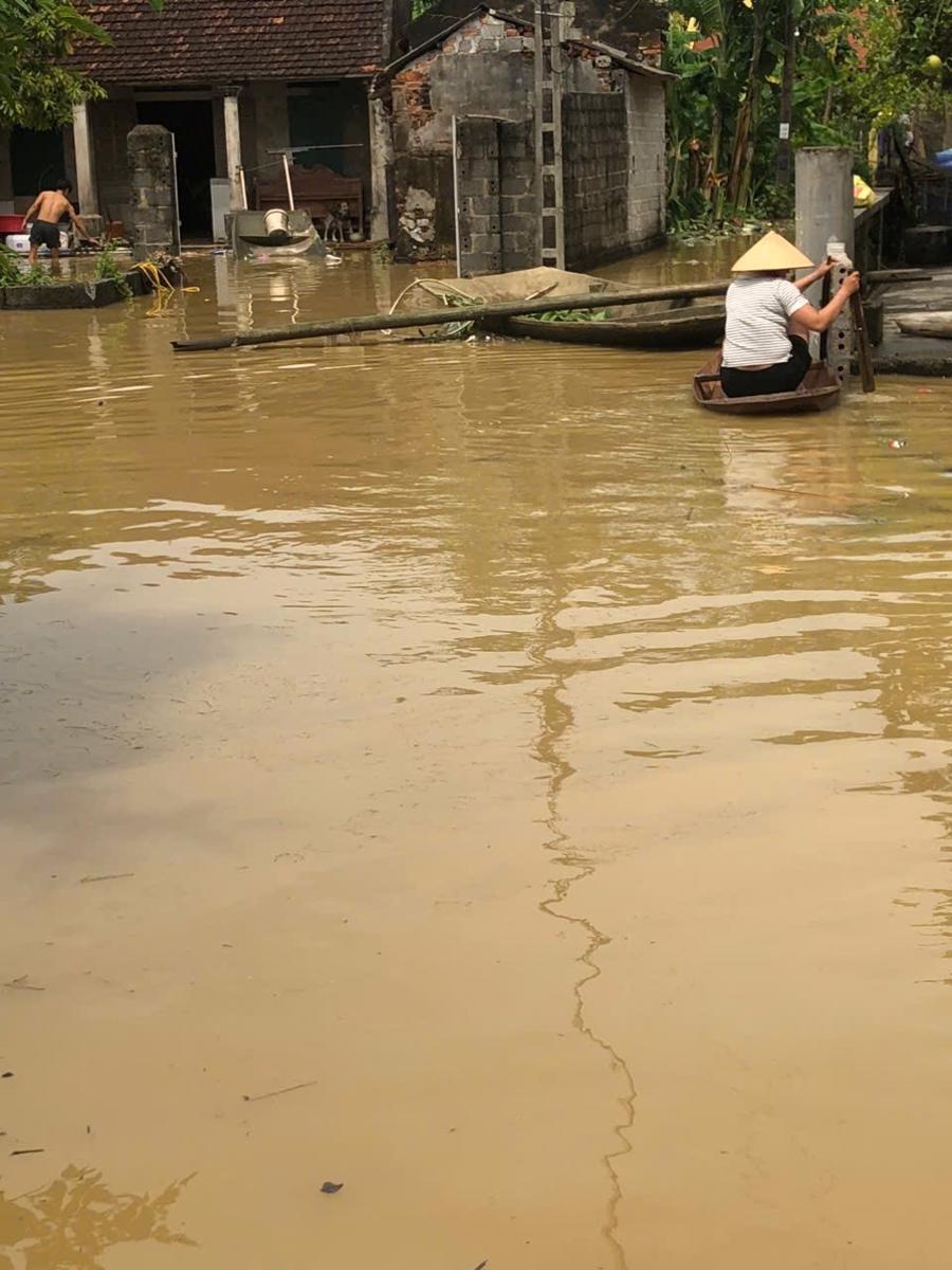 Lực lượng chức năng địa phương đ&atilde; triển khai c&aacute;c phương &aacute;n ứng ph&oacute; theo phương ch&acirc;m "bốn tại chỗ" để bảo đảm an to&agrave;n cho người d&acirc;n.