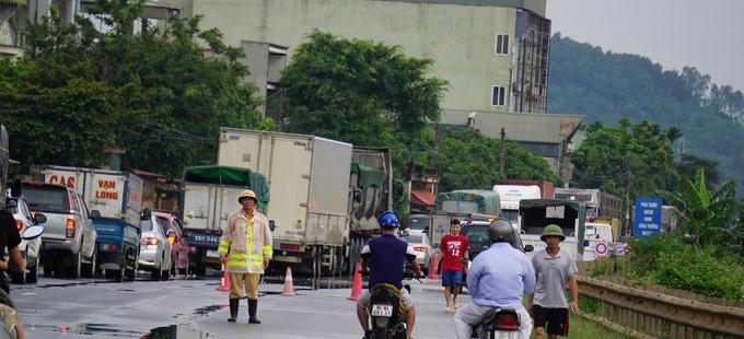 Nhiều đoạn tr&ecirc;n Quốc lộ 1A ngập cục bộ khiến giao th&ocirc;ng bị &ugrave;n tắc.