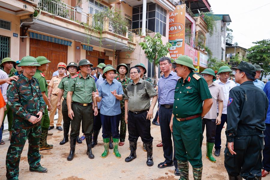 Thủ tướng thị s&aacute;t khu vực sạt lở l&agrave;m 2 người bị v&ugrave;i lấp (chưa t&igrave;m thấy) tại phường Nguyễn Th&aacute;i Học, TP Y&ecirc;n B&aacute;i - Ảnh: VGP