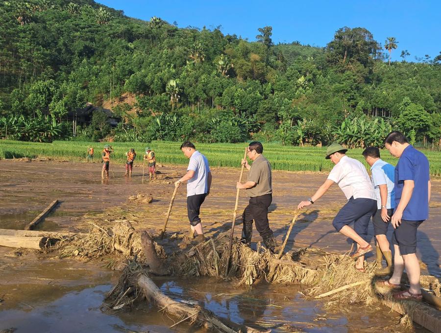 Thủ tướng thị s&aacute;t hiện trường vụ sạt lở tại L&agrave;ng Nủ, x&atilde; Ph&uacute;c Kh&aacute;nh, huyện Bảo Y&ecirc;n, khiến gần 100 người thiện mạng v&agrave; mất t&iacute;ch - Ảnh: VGP