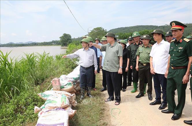 Tổng B&iacute; thư, Chủ tịch nước kiểm tra c&ocirc;ng t&aacute;c củng cố, khắc phục sự cố một số điểm xung yếu ở đ&ecirc; s&ocirc;ng L&ocirc; (x&atilde; Trường Sinh, huyện Sơn Dương) - Ảnh: TTXVN