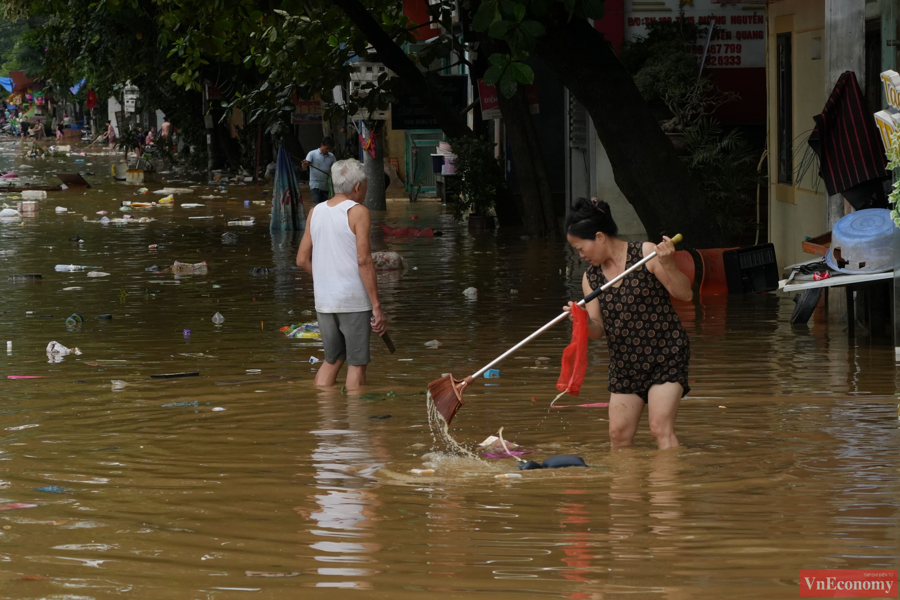 [Phóng sự ảnh]: Người dân Tuyên Quang: Nước rút tới đâu, dọn nhà tới đó - Ảnh 6