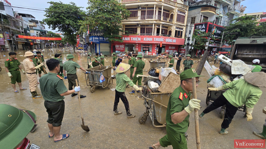 [Phóng sự ảnh]: Người dân Tuyên Quang: Nước rút tới đâu, dọn nhà tới đó - Ảnh 7