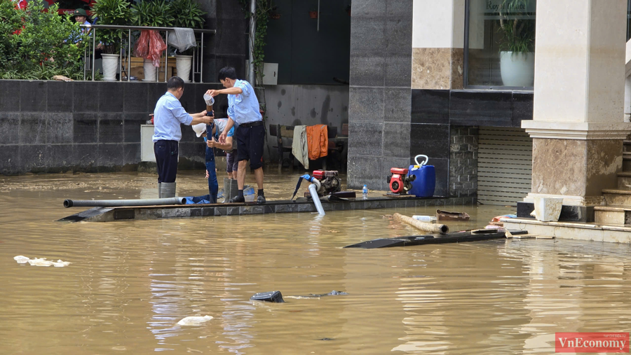 [Phóng sự ảnh]: Người dân Tuyên Quang: Nước rút tới đâu, dọn nhà tới đó - Ảnh 4