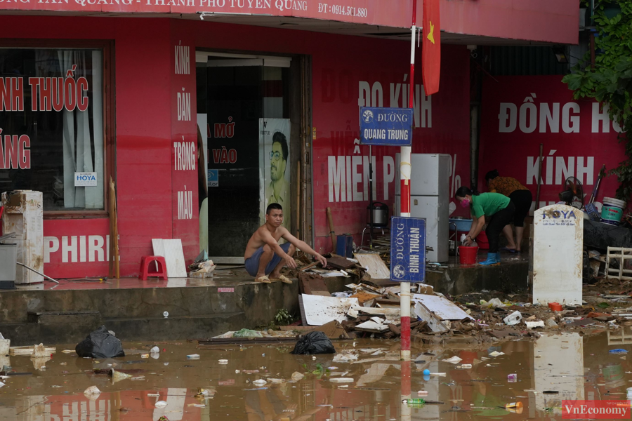 [Phóng sự ảnh]: Người dân Tuyên Quang: Nước rút tới đâu, dọn nhà tới đó - Ảnh 8