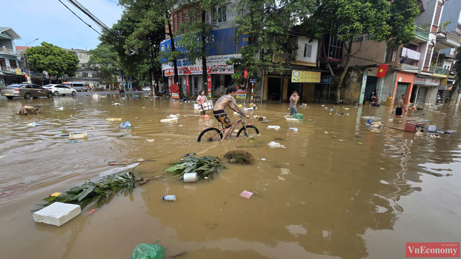 [Phóng sự ảnh]: Người dân Tuyên Quang: Nước rút tới đâu, dọn nhà tới đó - Ảnh 1