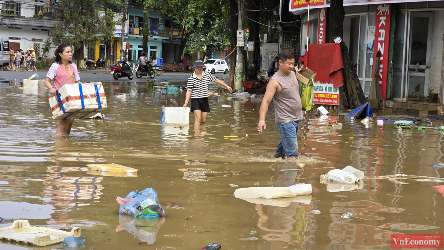 Chiều ng&agrave;y 12/9,&nbsp;nhiều con phố tại th&agrave;nh phố Tuy&ecirc;n Quang vẫn c&ograve;n ngập s&acirc;u trong nước.