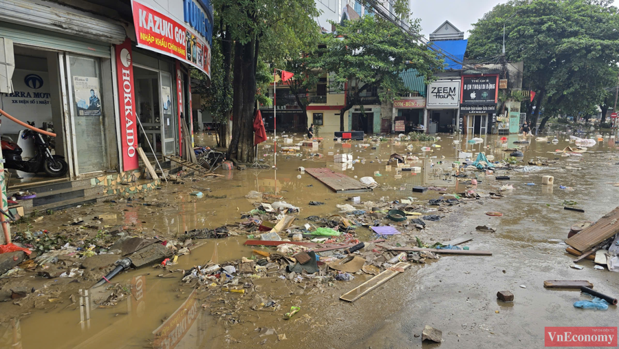 [Phóng sự ảnh]: Người dân Tuyên Quang: Nước rút tới đâu, dọn nhà tới đó - Ảnh 2