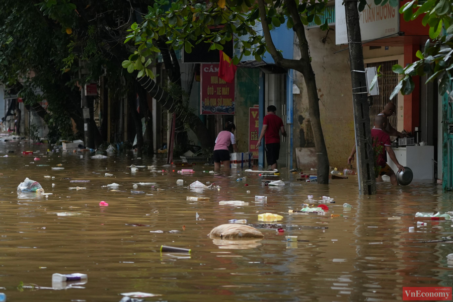 Khối lượng b&ugrave;n đất, c&acirc;y cối, r&aacute;c sinh hoạt do mưa lũ cuốn ra đường rất lớn, người d&acirc;n sẽ phải tổng lực dọn dẹp trong những ng&agrave;y tới.