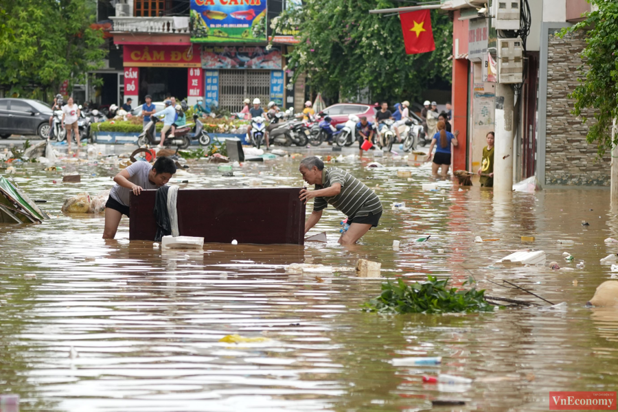 S&aacute;ng 12/9, khi thấy mực nước r&uacute;t dần, nhiều hộ gia đ&igrave;nh đ&atilde; bắt đầu k&ecirc; cao đồ đạc để dọn nh&agrave;.