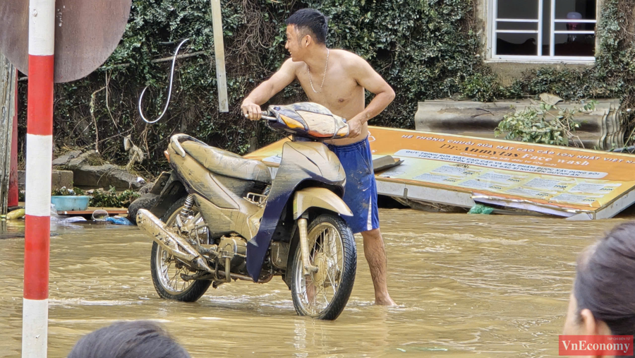 [Phóng sự ảnh]: Người dân Tuyên Quang: Nước rút tới đâu, dọn nhà tới đó - Ảnh 5