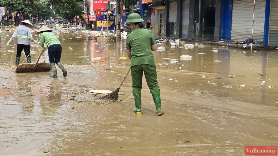 Việc dọn dẹp đường phố cũng được người d&acirc;n v&agrave; c&aacute;c lực lượng chức năng thực hiện theo c&aacute;ch tương tự.