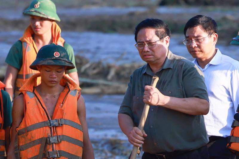 Prime Minister Pham Minh Chinh (second from right) arrived in Lang Nu village in northern Lao Cai province, on September 12. The village was&nbsp;swept away by a landslide. (Photo; VGP)