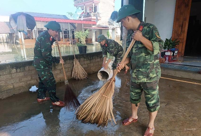 Người dân vùng lũ Thạch Thành tất bật dọn dẹp nhà cửa sau lũ - Ảnh 1