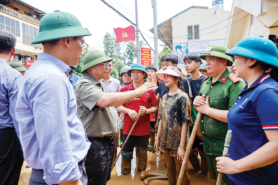 S&aacute;ng 12/9, Thủ tướng Phạm Minh Ch&iacute;nh tới Y&ecirc;n B&aacute;i thị s&aacute;t t&igrave;nh h&igrave;nh, thăm hỏi đời sống người d&acirc;n, kiểm tra, động vi&ecirc;n c&aacute;c lực lượng đang l&agrave;m nhiệm vụ ứng ph&oacute; mưa lũ, cứu hộ cứu nạn.