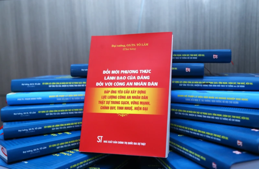 Cuốn s&aacute;ch&nbsp;&ldquo;Đổi mới phương thức l&atilde;nh đạo của Đảng đối với C&ocirc;ng an nh&acirc;n d&acirc;n đ&aacute;p ứng y&ecirc;u cầu x&acirc;y dựng lực lượng C&ocirc;ng an nh&acirc;n d&acirc;n thật sự trong sạch, vững mạnh, ch&iacute;nh quy, tinh nhuệ, hiện đại&rdquo; của Tổng B&iacute; thư, Chủ tịch nước T&ocirc; L&acirc;m.