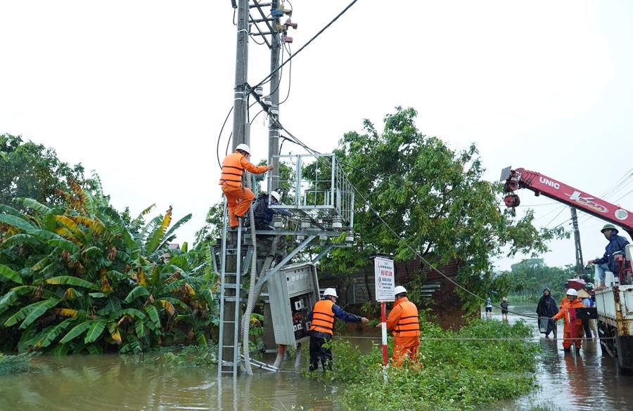 Nhiều khu vực vẫn ngập s&acirc;u, g&acirc;y kh&oacute; khăn trong việc khắc phục sự cố về điện cho c&aacute;c địa phương.