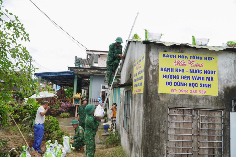 Bộ đội bi&ecirc;n ph&ograve;ng hỗ trợ người d&acirc;n x&atilde; Triệu An, huyện Triệu Phong chằng chống nh&agrave; cửa. Ảnh: L&ecirc; Trường