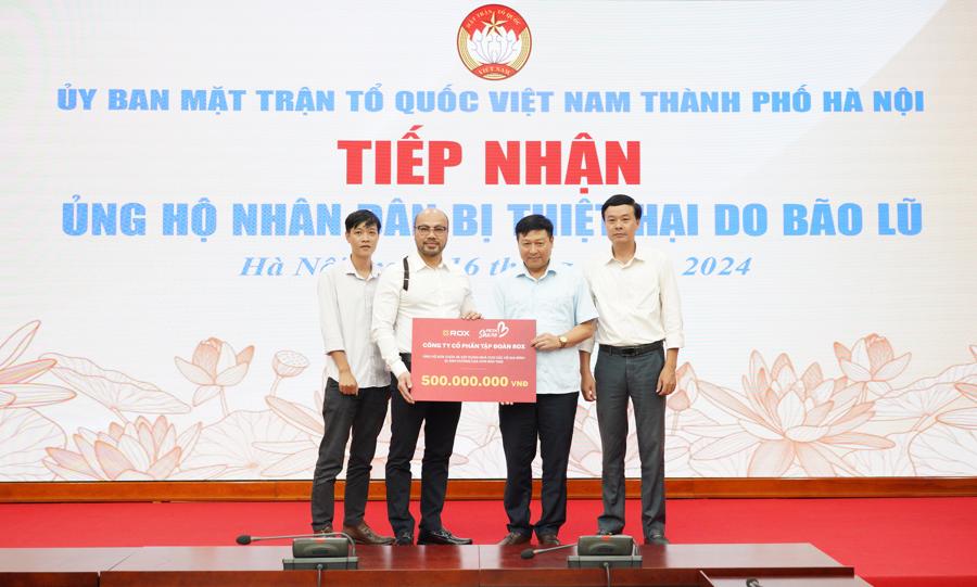 Đại diện Tập đoagrave;n ROX trao số tiền ủng hộ tới đại diện Ủy ban Mặt trận Tổ quốc thagrave;nh phố Hagrave; Nội.