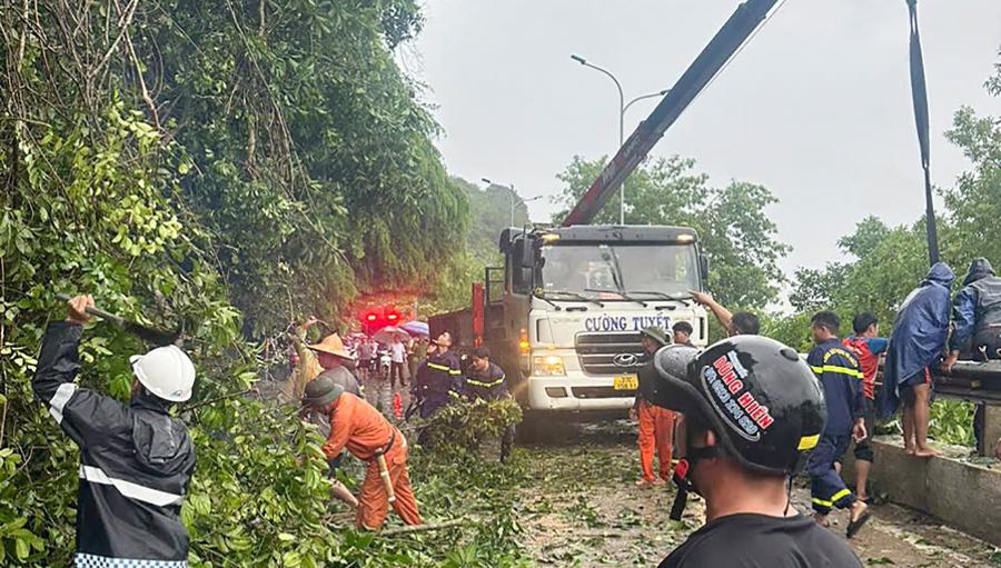 Lực lượng cứu hộ, cứu nạn đến hiện trường xử l&yacute; sự việc