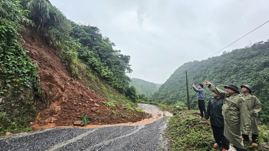 Ph&oacute; Chủ tịch UBND tỉnh Quảng Trị L&ecirc; Đức Tiến kiểm tra điểm sạt lở tr&ecirc;n tuyến đường li&ecirc;n x&atilde; v&agrave;o Hướng Linh, huyện Hướng H&oacute;a - Ảnh: L&ecirc; Trường