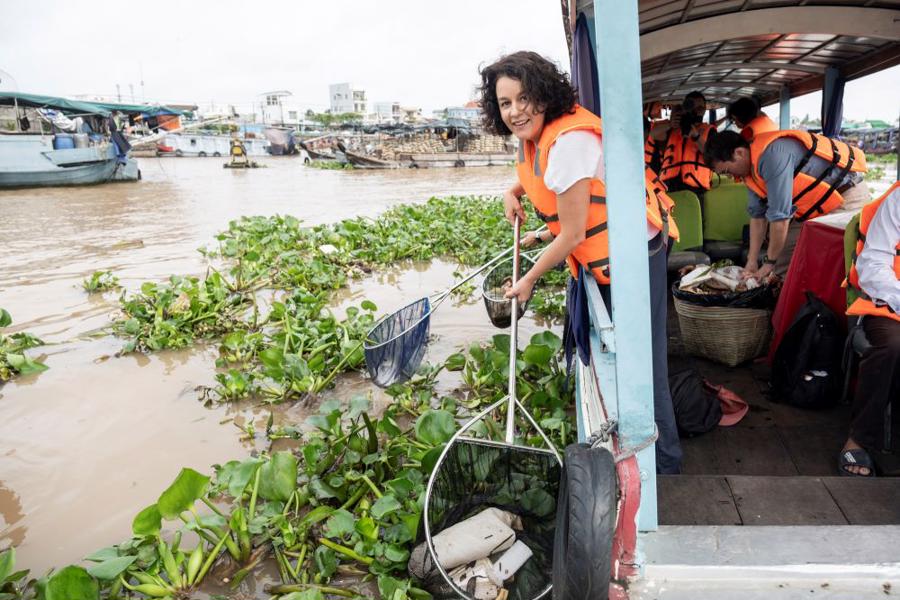 Thu gom r&aacute;c thải nhựa tr&ecirc;n s&ocirc;ng tại Cần Thơ.