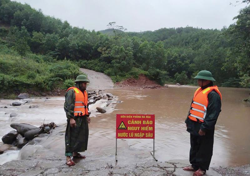 Nhiều tuyến đường ở c&aacute;c địa phương tr&ecirc;n địa b&agrave;n tỉnh Quảng B&igrave;nh bị chia cắt. Ảnh Ngọc Hải