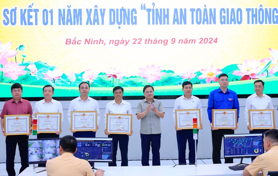 B&iacute; thư Tỉnh ủy Bắc Ninh Nguyễn Anh Tuấn trao Bằng khen của Tỉnh cho c&aacute;c tập thể đạt th&agrave;nh t&iacute;ch xuất sắc trong phong tr&agrave;o x&acirc;y dựng Tỉnh an to&agrave;n giao th&ocirc;ng - Ảnh: VGP