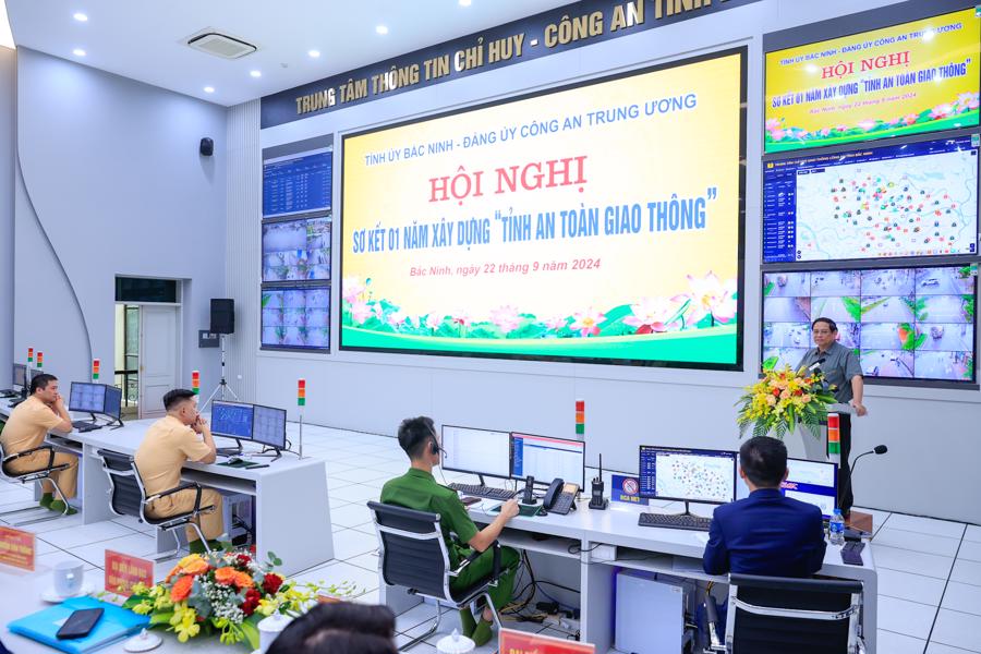 Thủ tướng hoan ngh&ecirc;nh v&agrave; đ&aacute;nh gi&aacute; cao s&aacute;ng kiến của Bộ C&ocirc;ng an về triển khai th&iacute; điểm m&ocirc; h&igrave;nh "Tỉnh an to&agrave;n giao th&ocirc;ng" - Ảnh: VGP