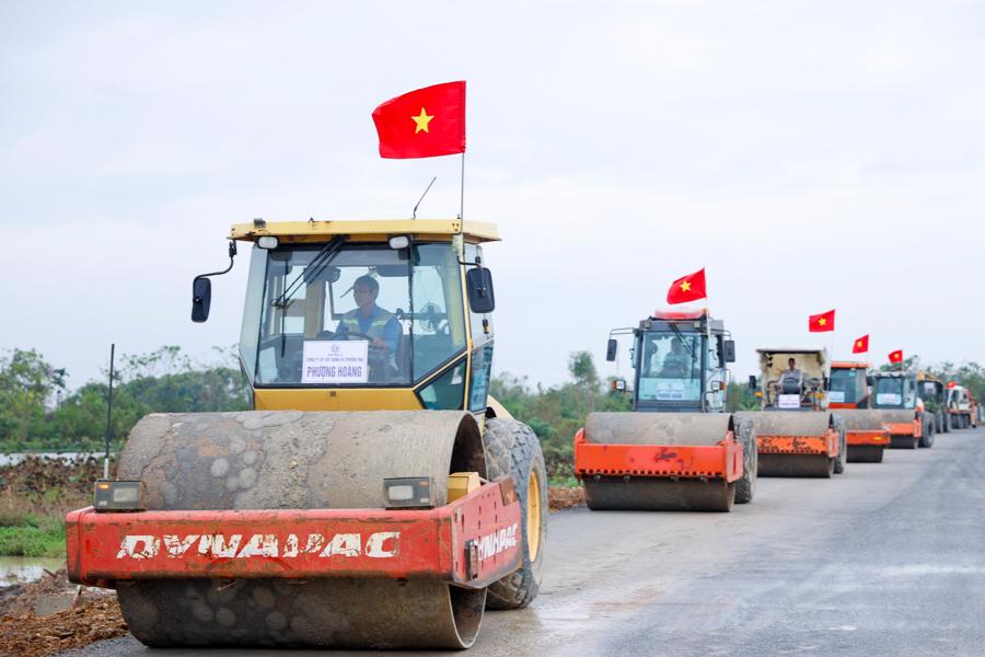 Tỉnh Bắc Ninh y&ecirc;u cầu c&aacute;c nh&agrave; thầu thi c&ocirc;ng 3 ca, 4 k&iacute;p nhằm đẩy nhanh tiến độ thực hiện dự &aacute;n- Ảnh: VGP