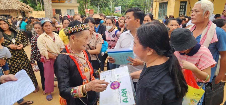 Qu&agrave; được trao tận tay người d&acirc;n bị thiệt hại nặng nề, nhiều giọt nước mắt đ&atilde; lăn tr&ecirc;n khu&ocirc;n mặt của người d&acirc;n khi nhận m&oacute;n qu&agrave; v&agrave; khoản tiền nhỏ chia sẻ đau thương từ c&aacute;c tấm l&ograve;ng hảo t&acirc;m.