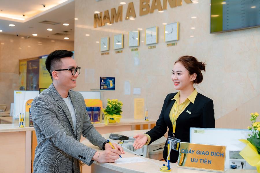 Kh&aacute;ch h&agrave;ng giao dịch tại Nam A Bank.