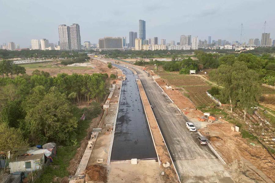 Đoạn đường L&ecirc; Quang Đạo k&eacute;o d&agrave;i k&eacute;o d&agrave;i c&oacute; chiều d&agrave;i 2,6 km, điểm đầu tại n&uacute;t giao L&ecirc; Quang Đạo, Đại lộ Thăng Long v&agrave; điểm cuối tại Khu đ&ocirc; thị Dương Nội, quận H&agrave; Đ&ocirc;ng,&nbsp; tổng mức đầu tư hơn 700 tỉ đồng.