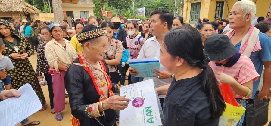 Đo&agrave;n cũng trao tặng 1000 vở, 500 b&uacute;t bi, 10 th&ugrave;ng b&aacute;nh ngọt, 20 th&ugrave;ng sữa, 14 th&ugrave;ng m&igrave; t&ocirc;m, 5 th&ugrave;ng thuốc đến Trường tiểu học v&agrave; Trung học cơ sở x&atilde; T&acirc;n phượng.