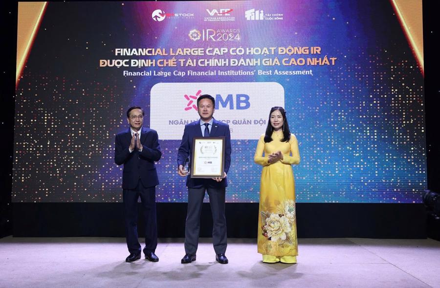 &Ocirc;ng H&agrave; Trọng Khi&ecirc;m - Ph&oacute; Tổng gi&aacute;m đốc đại diện MB nhận giải thưởng Financial Large Cap c&oacute; hoạt động IR được Định chế t&agrave;i ch&iacute;nh đ&aacute;nh gi&aacute; cao nhất.