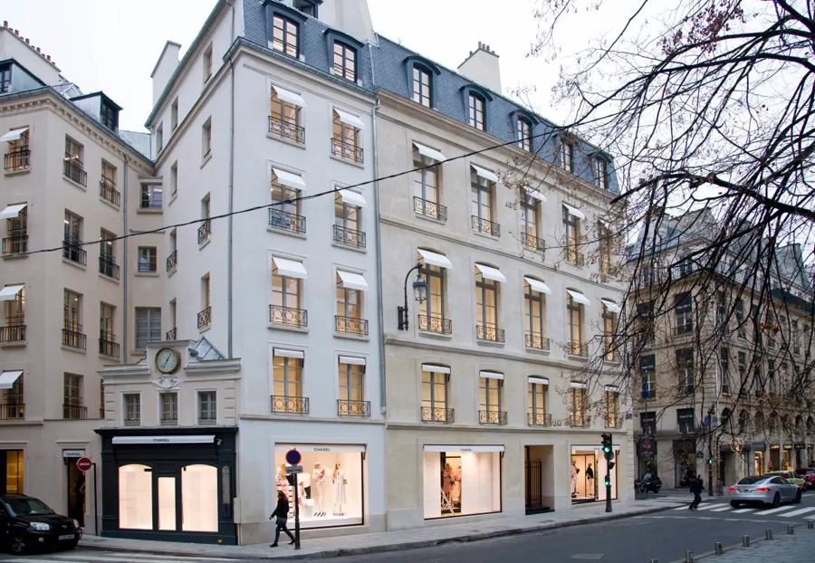 Một cửa h&agrave;ng flagship kh&aacute;c của Chanel tại&nbsp;Rue Cambon ở Paris.