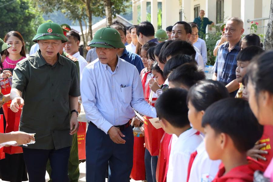 Ph&oacute; Thủ tướng Trần Hồng H&agrave; tặng qu&agrave;, động vi&ecirc;n học sinh, thầy c&ocirc; gi&aacute;o của trường THCS L&acirc;m Ph&uacute;, x&atilde; L&acirc;m Ph&uacute;, huyện bi&ecirc;n giới Lang Ch&aacute;nh