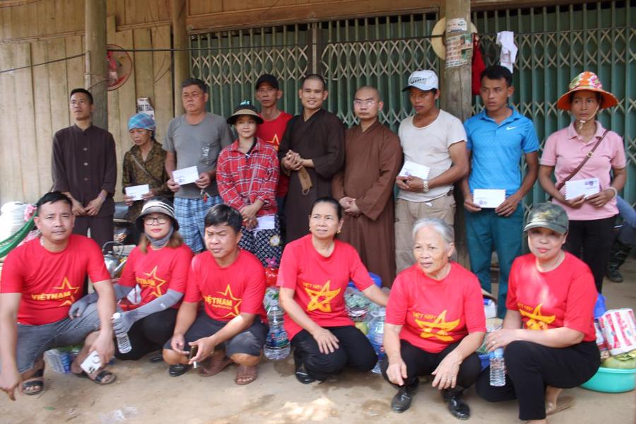 Một đo&agrave;n thiện nguyện đến ph&aacute;t qu&agrave; cho người d&acirc;n bị thi&ecirc;n tai ở th&ocirc;n Kho V&agrave;ng, x&atilde; Cốc Lầu. Ảnh: Chu Kh&ocirc;i.