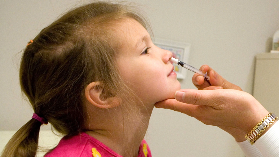 FluMist l&agrave; một loại vaccine c&uacute;m dạng xịt m&agrave; người d&ugrave;ng c&oacute; thể thực hiện tại nh&agrave;.